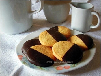 Biscotti alla nocciola ricoperti di cioccolato fondente